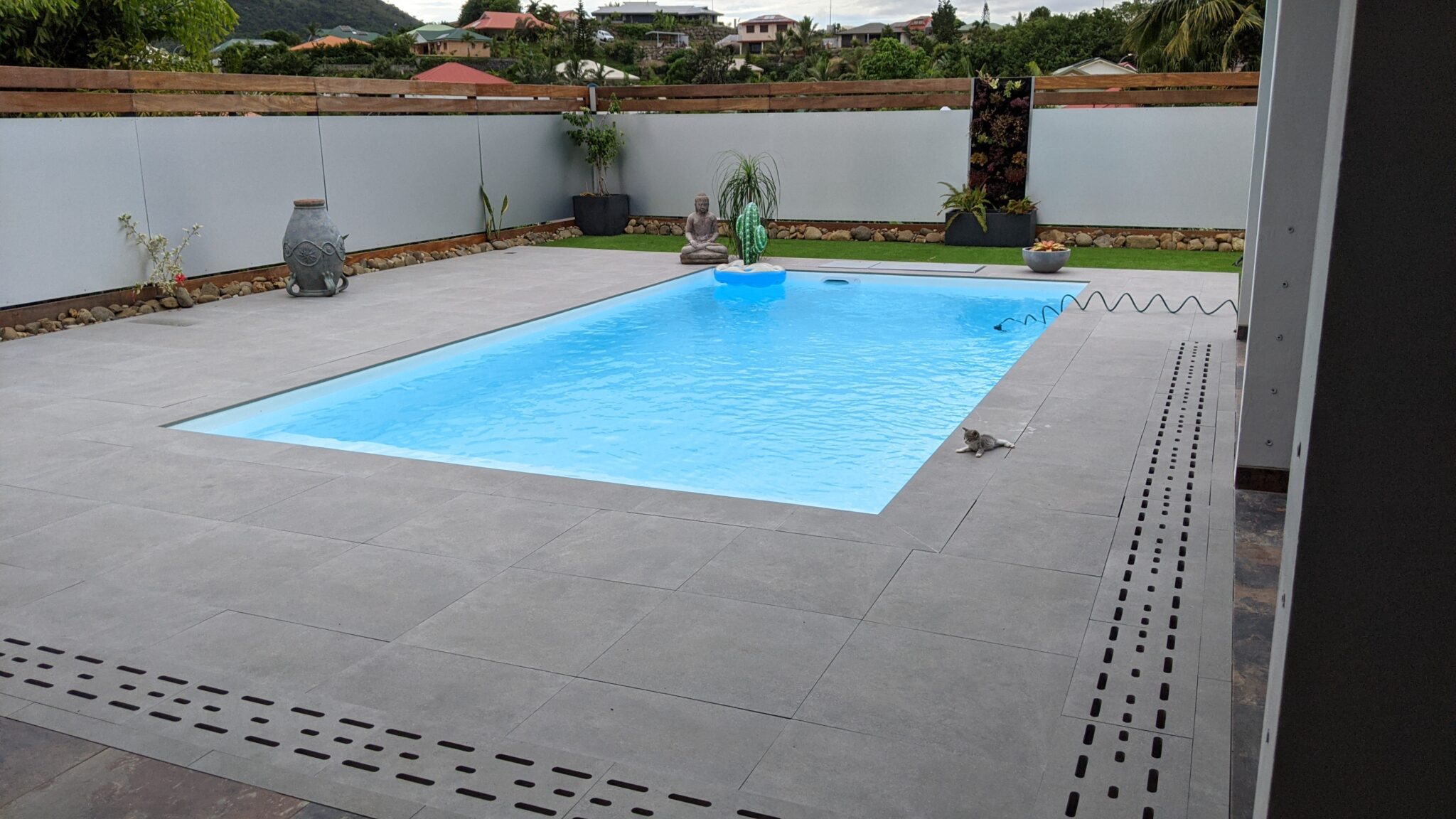 30X60 Q-STONE GRIS CANIVEAU 2CM - BAIN XF4