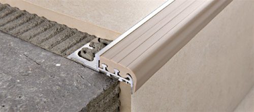 PROFILE NEZ DE MARCHE ALUMINIUM AVEC GOMME BEIGE